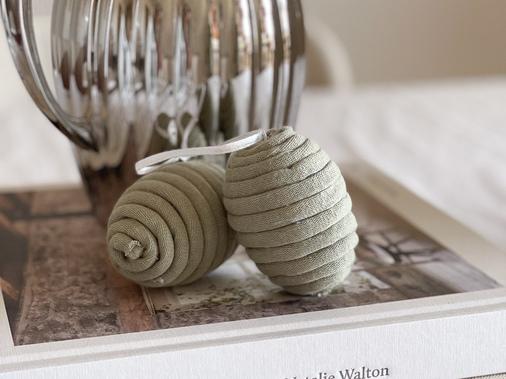 DIY Ostereier mit Wolle verzieren: Minimalistisch, schlichter und nordischer Stil für die Osterdeko