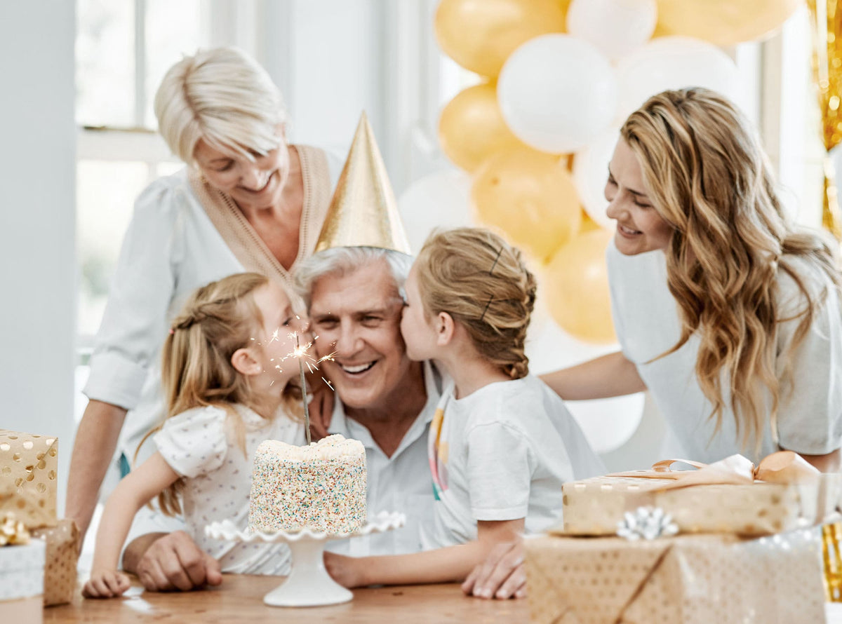 Freudige Geburtstagsfeier einer kleinen Familie