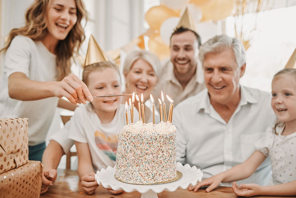 Freudige Geburtstagsfeier einer kleinen Familie
