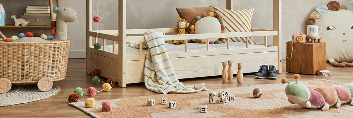 Kinderspielzimmer mit Spielzeug am Boden verteilt, gemütliches Kinderzimmer