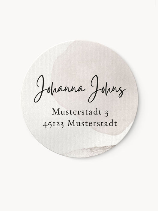 Personalisierte Adressaufkleber in stilvollem hellgreigen Farbdesign, mit geschwungener Schriftart aus einem leicht strukturiertem, hochwertigen Naturhaftpapier.
