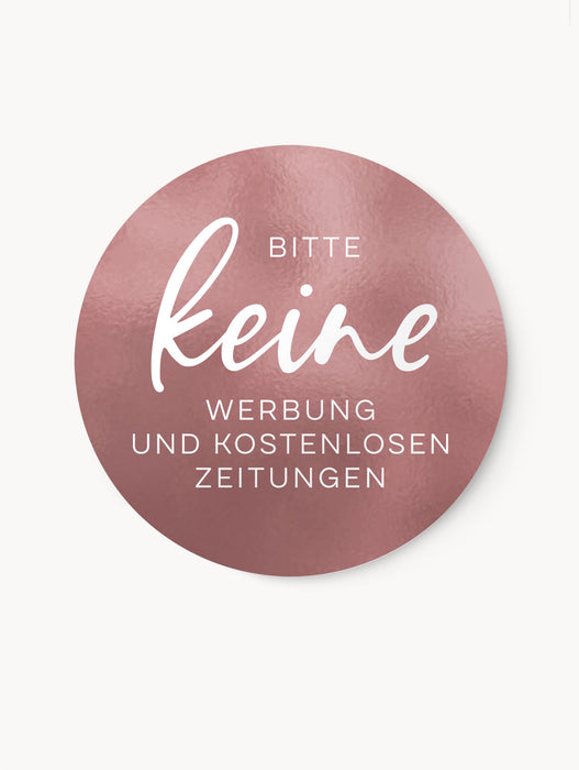 Runder Aufkleber ‚Bitte keine Werbung & keine kostenlosen Zeitungen‘ im modernen Altrose Design. Wetterfest, UV-beständig und glänzend, ideal für größere Briefkästen und Briefkastenklappen. Robuste, langlebige Oberfläche für dauerhafte Nutzung.