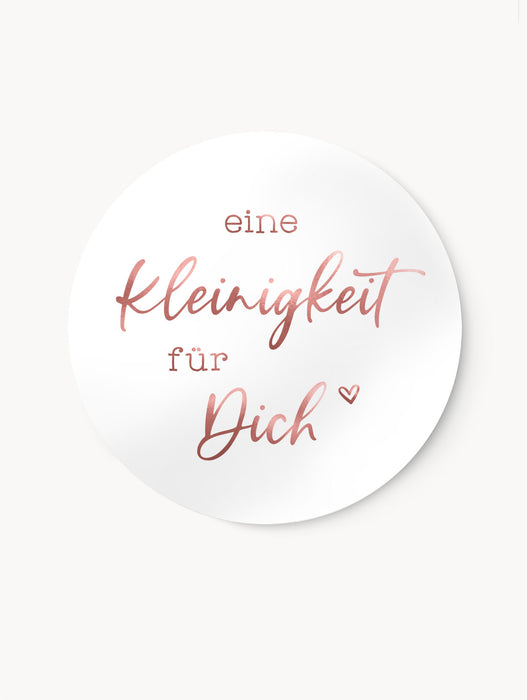 „Runder Aufkleber mit Schriftzug ‚Eine Kleinigkeit für Dich‘ – seidenmatt, selbstklebend, wischfest – ideal für Geschenke, Verpackungen und DIY-Ideen“