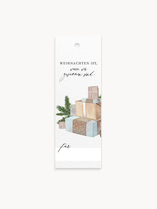 8 Geschenkanhänger mit Geschenke-Motiv, Aufschrift „Weihnachten ist, wenn wir zusammen sind“, Namenszeile, Lochung zum Anhängen.