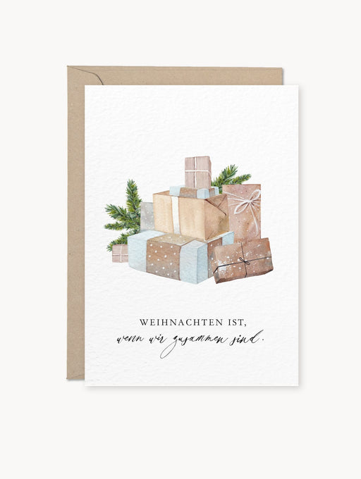 Grußkarte mit Geschenk-Motiv und Aufschrift „Weihnachten ist, wenn wir zusammen sind“ in Beige, auf Naturkarton mit Kraftpapier-Briefumschlag, DIN A6