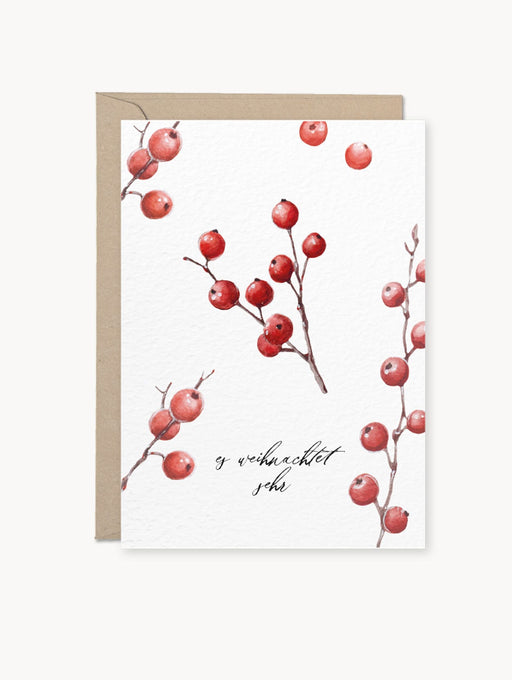 Grußkarte mit roten Aquarell-Beeren und der Aufschrift „es weihnachtet sehr“ in Rot, auf weißem Naturkarton, inkl. Kraftpapier-Umschlag, DIN A6 Format