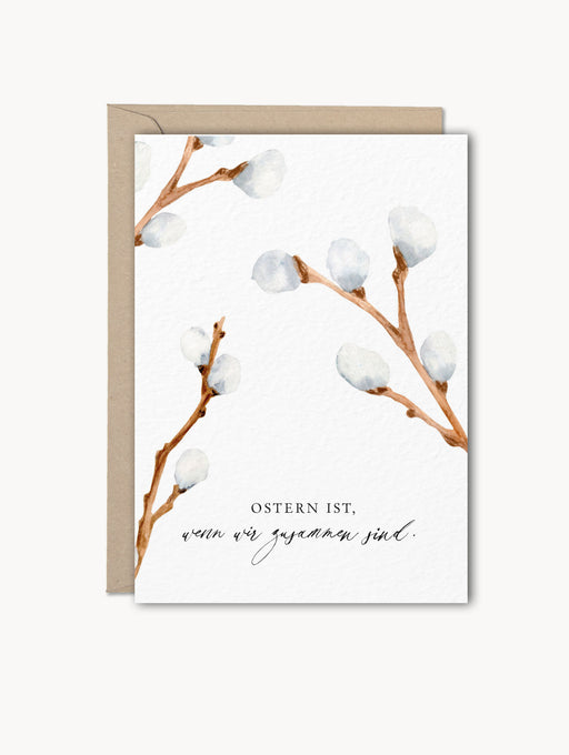 Grußkarte mit Aquarell-Weidenkätzchen und Spruch „Ostern ist, wenn wir zusammen sind“ auf Naturkarton, mit braunem Kraftpapierumschlag