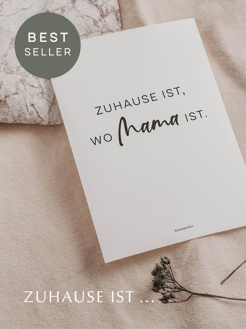 Edle Karte mit dem Spruch „Mama ist, wo Zuhause ist“ in DIN A5 auf hochwertigem Naturkarton, einseitig bedruckt, liegend auf heller, beigefarbener Tischdecke.