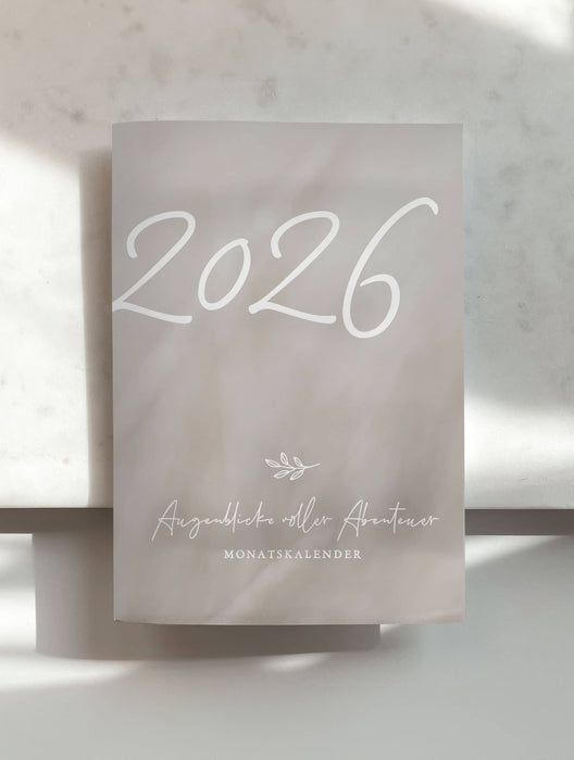 Monatskalender 2026 in Beige, modernes Design, kompakt, übersichtlich, ein Monat pro Doppelseite von NORDEULE