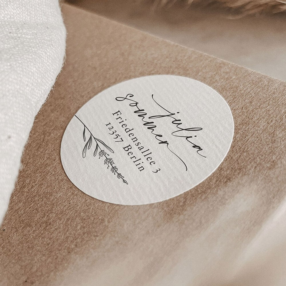 Sticker mit personalisierter Adresse und einem Lavendelzweig auf hochwertigem Naturpapier in Schwarz Weiß