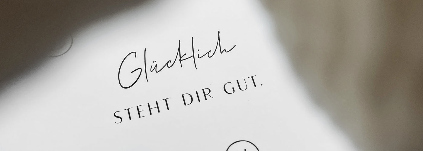Detailansicht der Grußkarte "Glücklich steht Dir gut." im Schwarz-Weiß Design