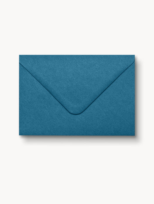 Blauer Kraftpapier-Briefumschlag, 120 g/m², spitze Klappe, perfekt für maritime Verpackungen.
