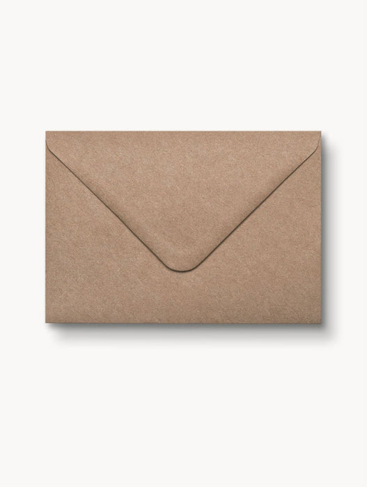 Brauner Briefumschlag aus Kraftpapier, 120 g/m², spitze Klappe, ideal für DIY-Verpackungen und rustikale Designs.