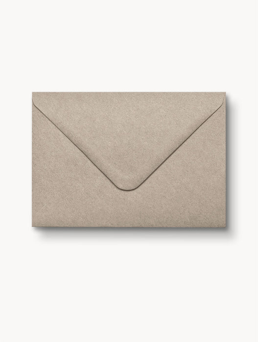 Grauer Kraftpapier-Briefumschlag, 120 g/m², spitze Klappe, selbstklebend, passend für nachhaltige Geschenkverpackungen.