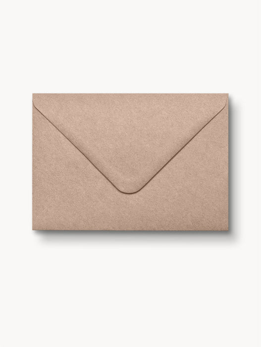 Rosafarbener Kraftpapier-Briefumschlag, 120 g/m², spitze Klappe, perfekt für romantische Hochzeitseinladungen.