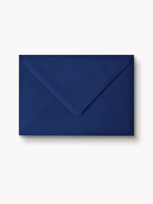 Tief nachtblauer Briefumschlag, 120 g/m², selbstklebend mit spitzer Klappe, für elegante und feierliche Post.