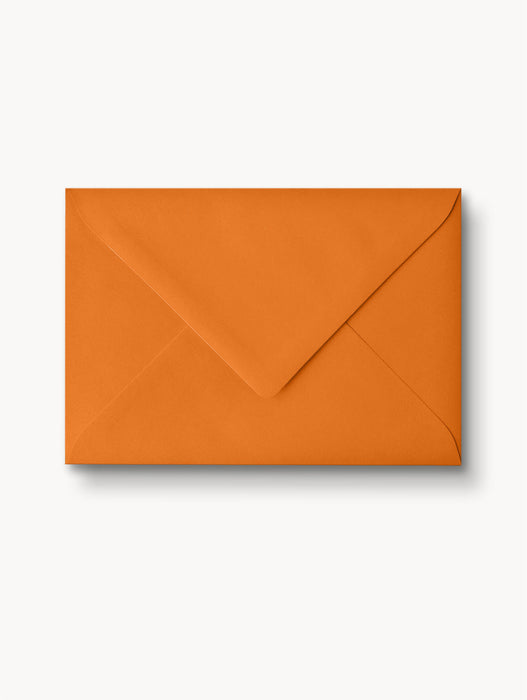 Terrakottafarbener Briefumschlag, 120 g/m², spitze Klappe, ideal für rustikale und ansprechende Verpackungen.