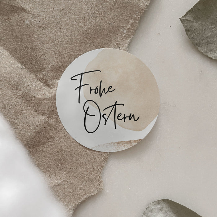 Runder Osteraufkleber mit der Aufschrift "Frohe Ostern" in Beige im Skandi Design