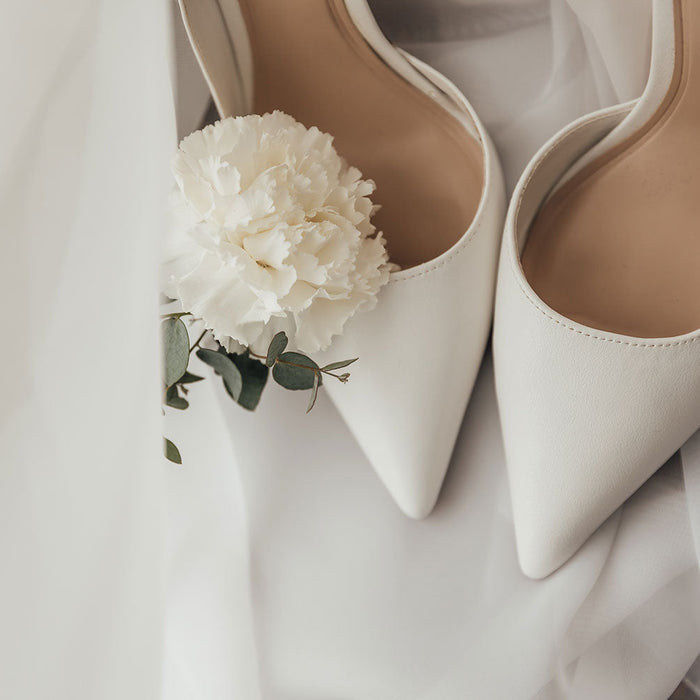 Weiße Brautschuhe mit Schleier und weißer Blume