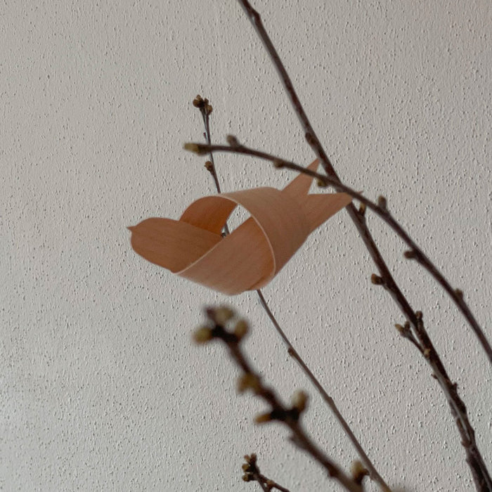 Selbstgebastelter Vogel aus Holzfurnier zum Aufhängen an Zweige