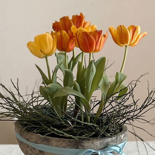 Fertige DIY Tulpenschale mit Tulpen, Zwiebeln, Heidelbeerkraut-Kranz und Osterdekoration – natürliche Osterdeko im nordischen Stil.