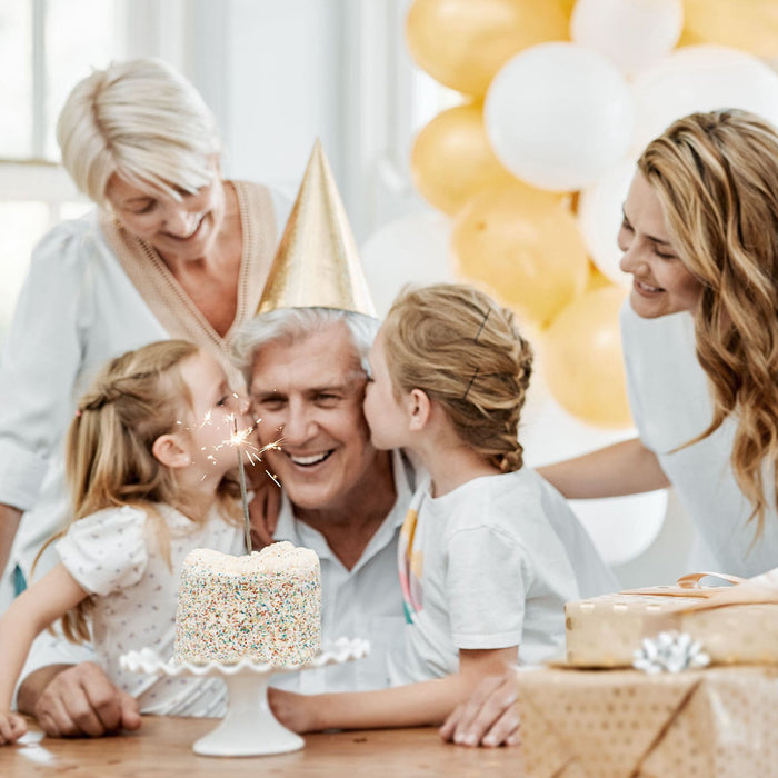 Freudige Geburtstagsfeier einer kleinen Familie