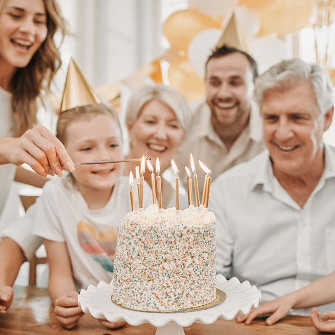 Freudige Geburtstagsfeier einer kleinen Familie