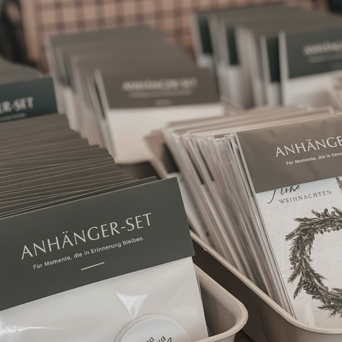 Blick in die NORDEULE Manufaktur: Verpacken der Anhänger-Sets