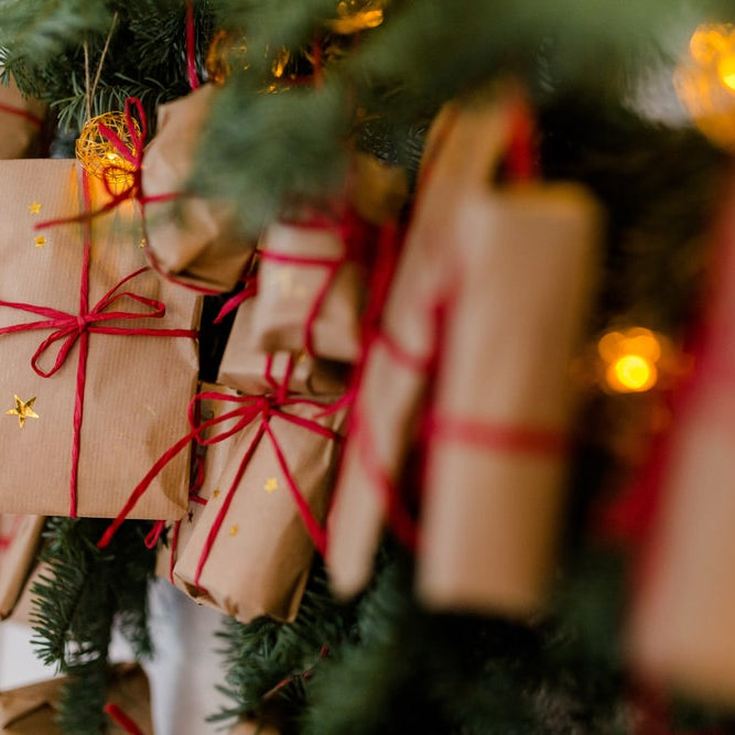 Selbstgemachter Adventskalender mit schönen Tannenzweigen verziert