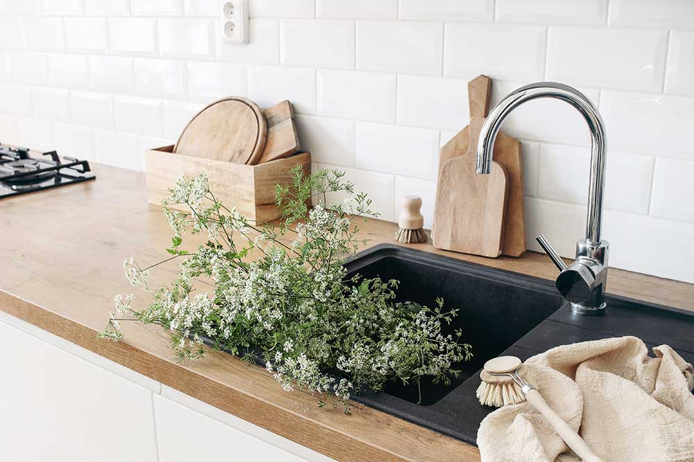 Skandinavische Küche mit beige Aktzenen, natürlichen Materialien, ruhigen, Farben.