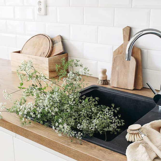 Skandinavische Küche mit beige Aktzenen, natürlichen Materialien, ruhigen, Farben.