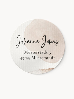 Personalisierte Adressaufkleber in stilvollem beigem Farbdesign, mit geschwungener Schriftart aus einem leicht strukturiertem, hochwertigen Naturhaftpapier.
