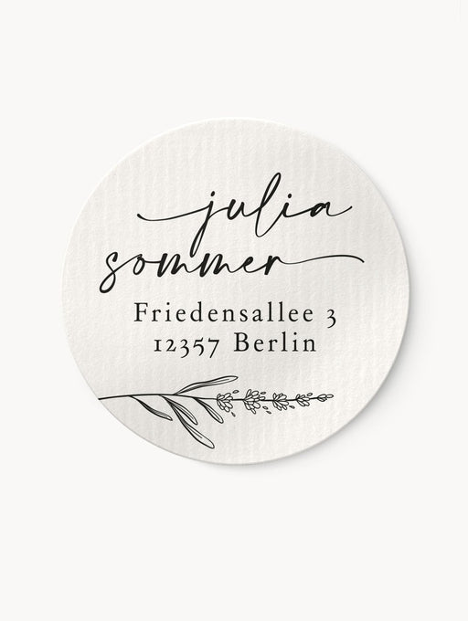 Runder, personalisierter Adressaufkleber mit geschwungener Schrift und einem Lavendelzweig in Schwarz-Weiß.