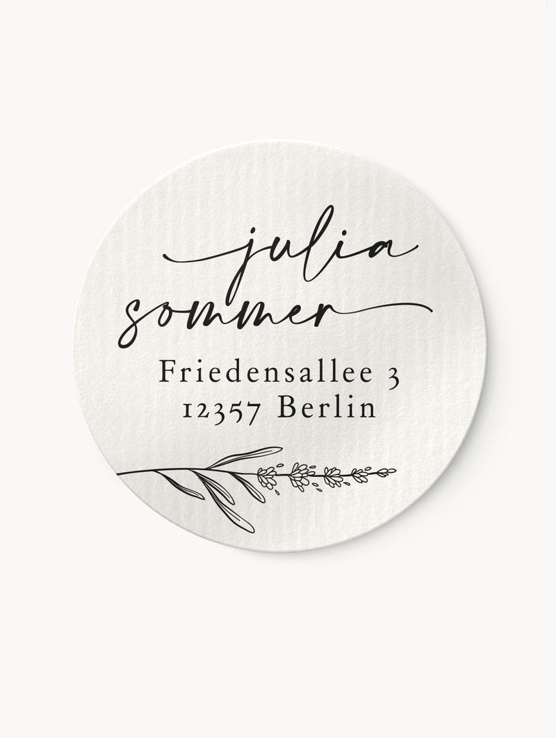 Runder, personalisierter Adressaufkleber mit geschwungener Schrift und einem Lavendelzweig in Schwarz-Weiß.