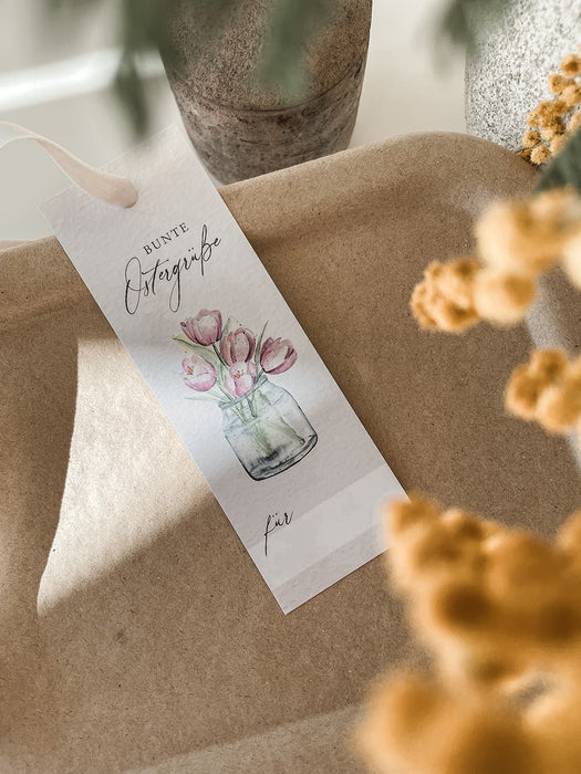 Osteranhänger Tulpen mit Aufschrift "Bunte Ostergrüße" und beigefarbenen Geschenkband.