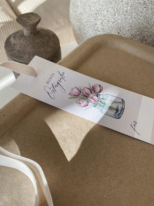 Osteranhänger Tulpen mit Aufschrift "Bunte Ostergrüße", Namenszeile im unteren bereich und beigefarbenen Geschenkband.