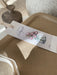 Osteranhänger Tulpen mit Aufschrift "Bunte Ostergrüße", Namenszeile im unteren bereich und beigefarbenen Geschenkband.