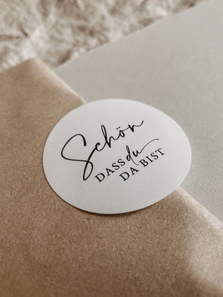Hochwertiger Aufkleber ‚Schön, dass du da bist‘ im skandinavischen Design – ideal für Hochzeit, Geburtstagsfeier und Gastgeschenke.