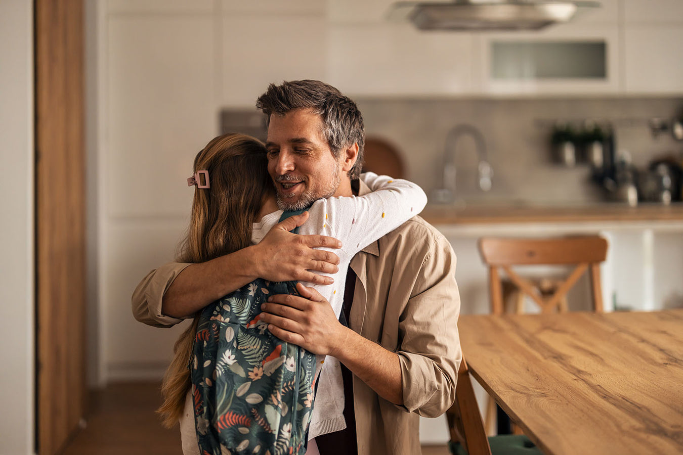 Harmonische Umarmung von Vater und Tocher in einem gemütlichen Zuhause