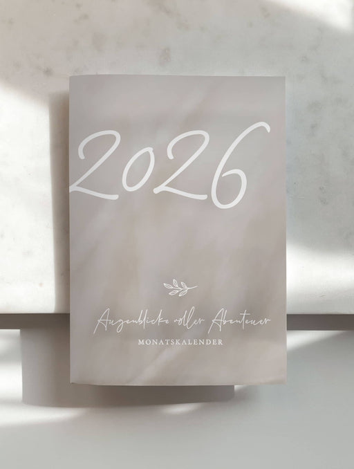 Monatskalender 2026 in Beige, modernes Design, kompakt, übersichtlich, ein Monat pro Doppelseite von NORDEULE