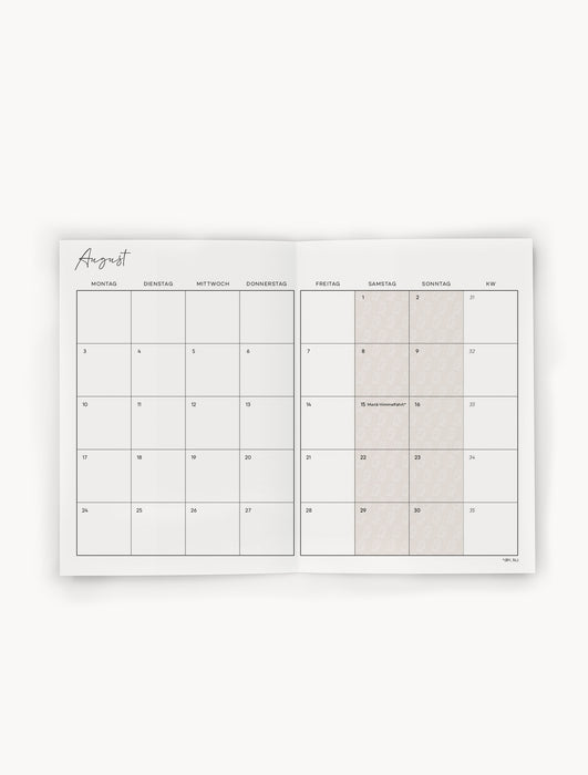August 2026 Monatskalender-Doppelseite, Platz für Termine, übersichtliches Layout, beiges Design, praktische Monatsübersicht