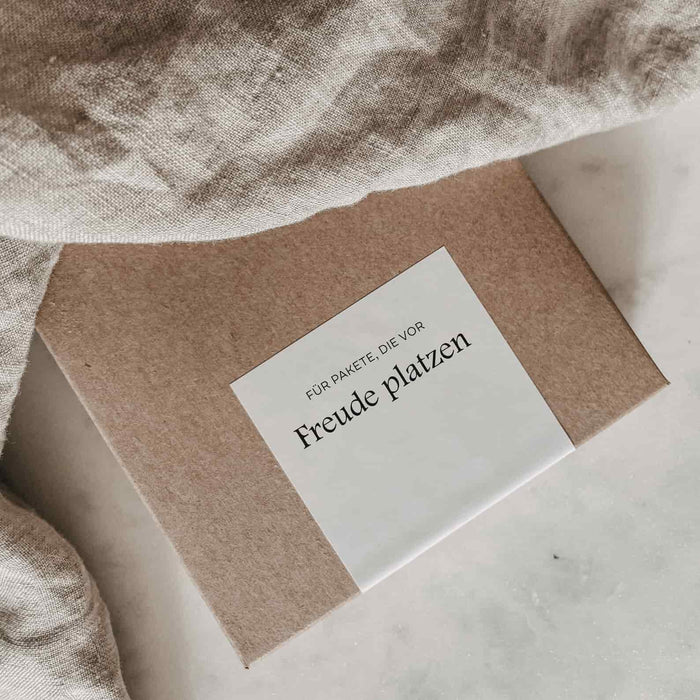 Verschlussetikett Für Pakete die vor Freude platzen Weiß | 6x8cm
