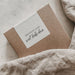 Sticker-Banderole mit der Aufschrift - Hier steckt ganz viel Liebe drin - als Verschlussetikett über die Kante von Verpackung