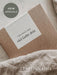Verschlussetikett mit der Aufschrift "Hier steckt ganz viel Liebe drin" in Weiß klebt über der Kante einer Faltschachtel für ein einzigartiges Verpackungsdesign.